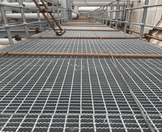 工廠平臺(tái)走道用防滑鋼格柵板廠家定做。